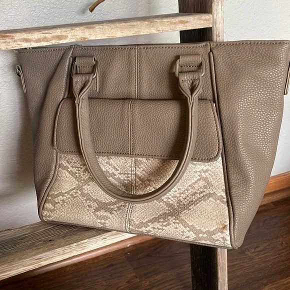 ⭐️ Jewell gray snakeskin purse. Some stains. No shoulder attachment. - Picture 2 of 6